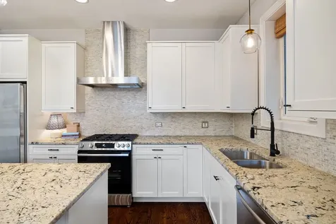 4042 North Western Avenue Chicago IL 60618