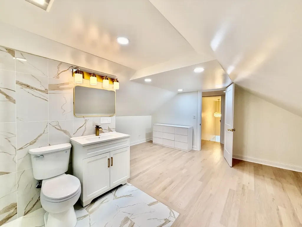 6341 North Campbell Avenue Chicago IL 60659