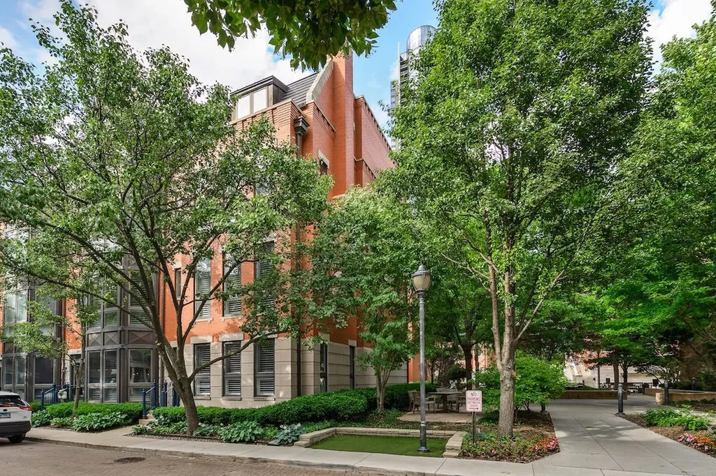 461 North Clinton Street Chicago IL 60654