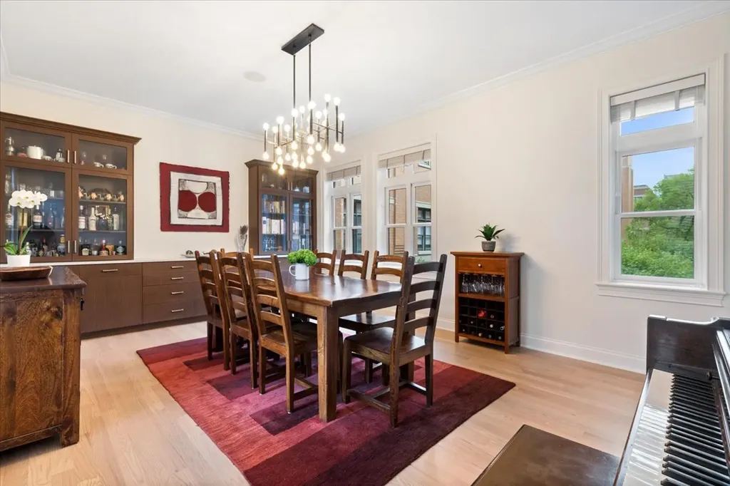 3842 North Southport Avenue Chicago IL 60613