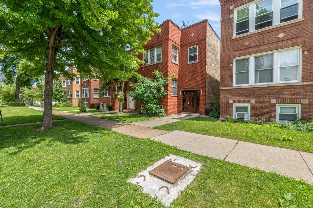 3031 North Davlin Court Chicago IL 60618