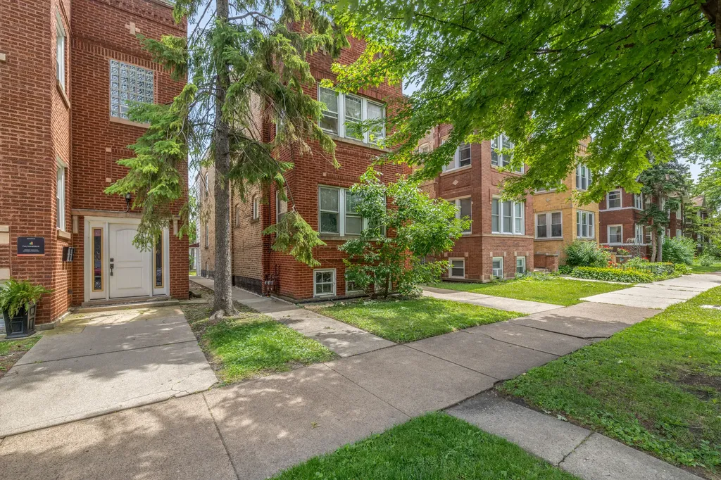 3031 North Davlin Court Chicago IL 60618