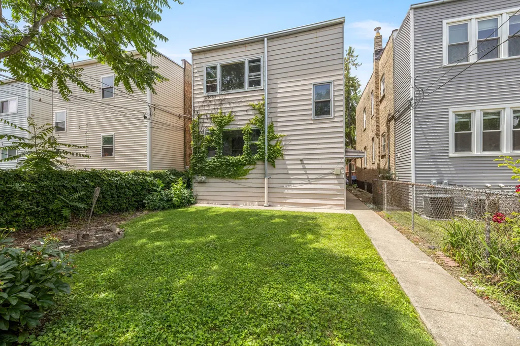 3031 North Davlin Court Chicago IL 60618
