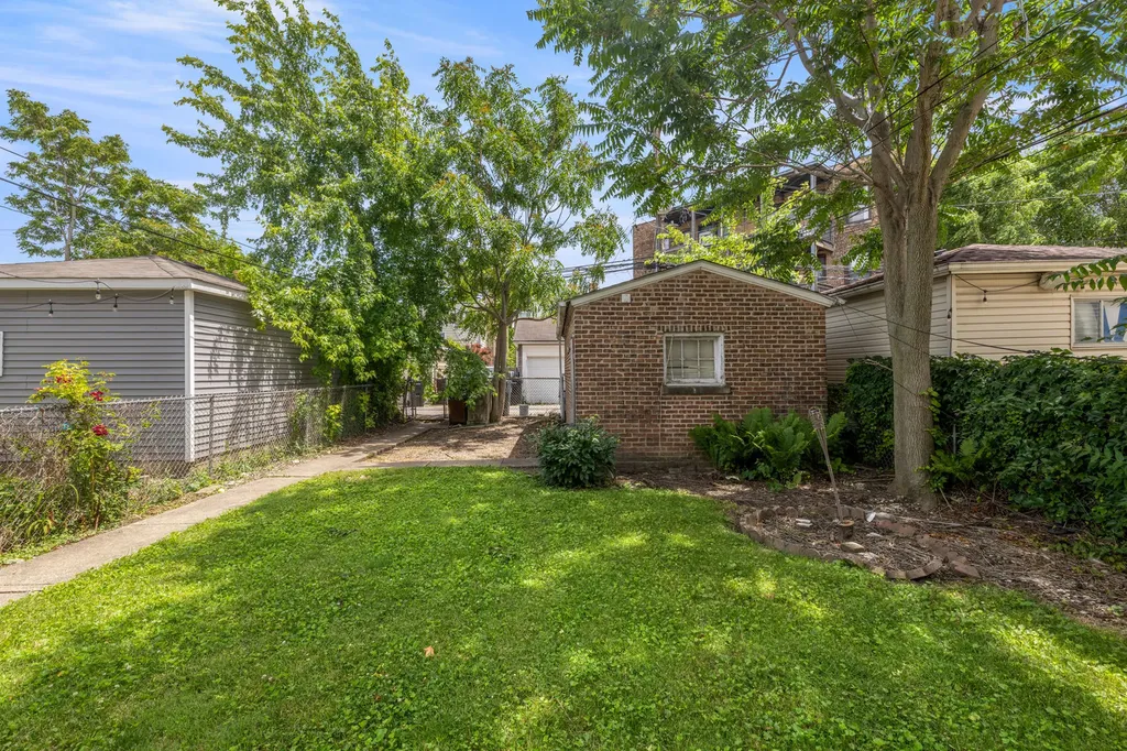 3031 North Davlin Court Chicago IL 60618