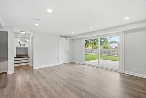 1596 Texas Street Elk Grove Village IL 60007
