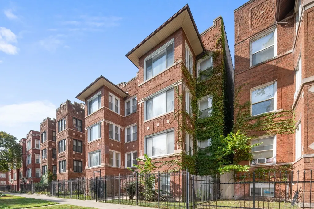 6742 South Clyde Avenue Chicago IL 60649