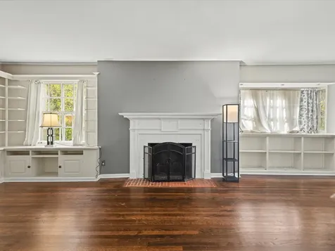 615 Dean Street Woodstock IL 60098
