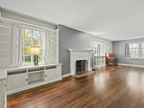 615 Dean Street Woodstock IL 60098