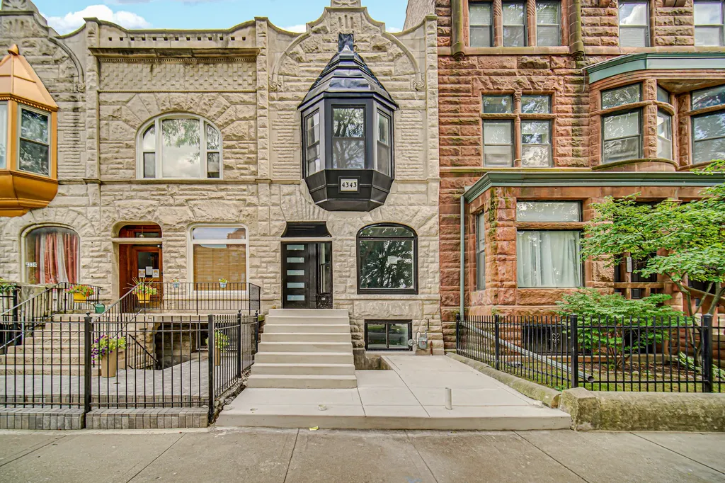 4343 South Ellis Avenue Chicago IL 60653