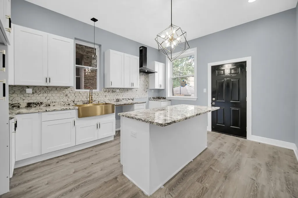 4343 South Ellis Avenue Chicago IL 60653