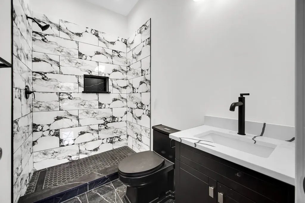 4343 South Ellis Avenue Chicago IL 60653