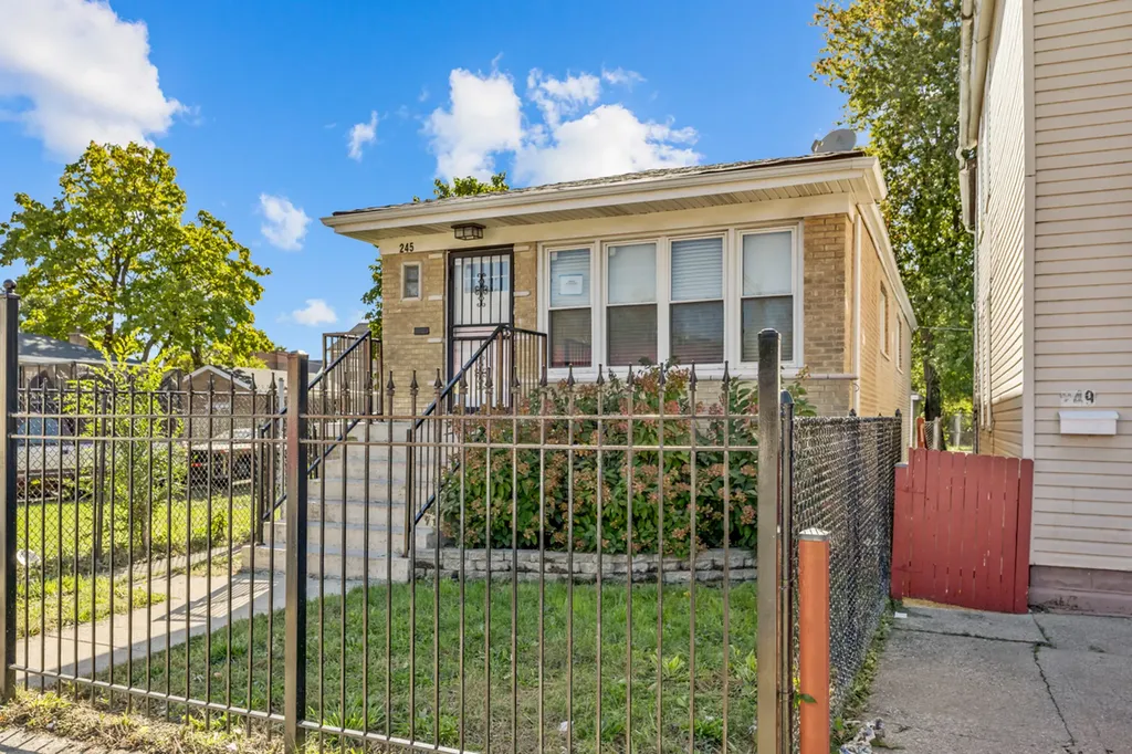 245 West 43rd Street Chicago IL 60609