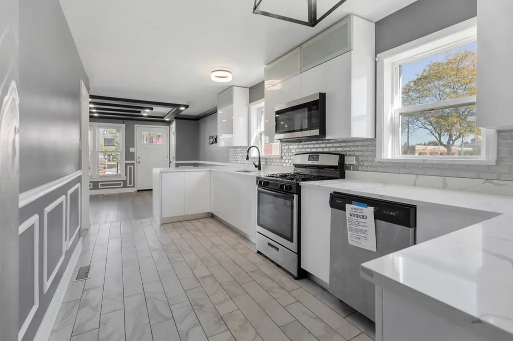 245 West 43rd Street Chicago IL 60609