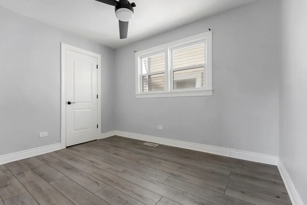 245 West 43rd Street Chicago IL 60609