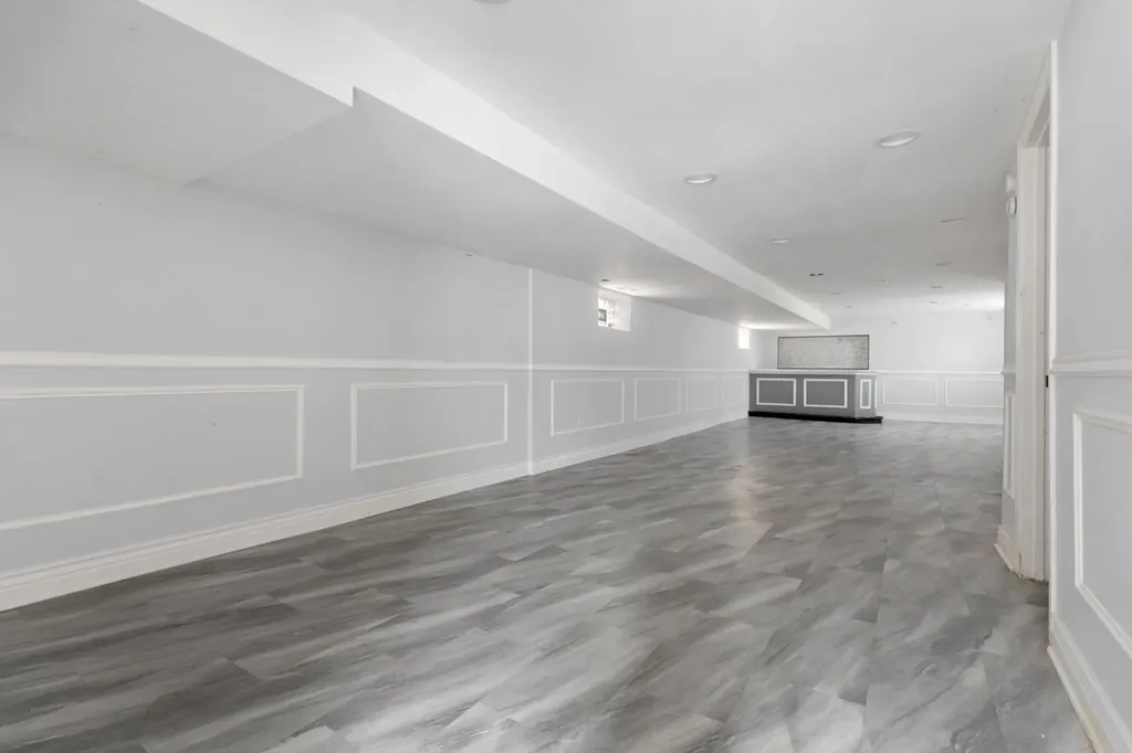 245 West 43rd Street Chicago IL 60609