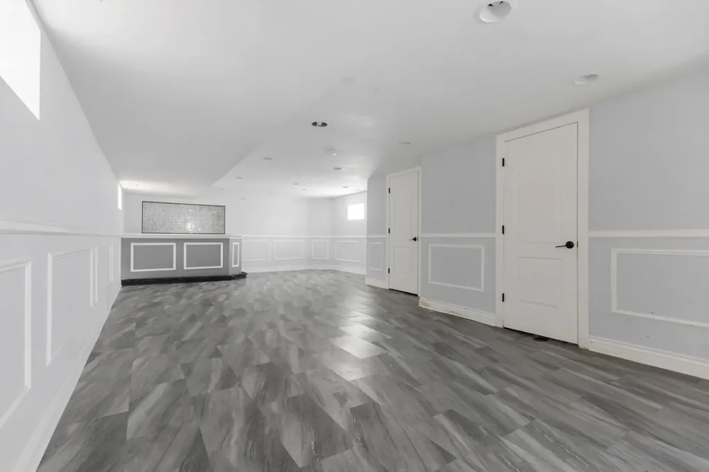 245 West 43rd Street Chicago IL 60609
