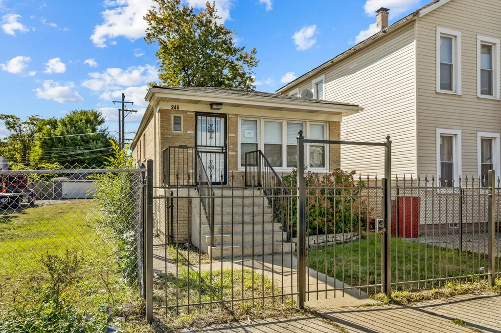 245 West 43rd Street Chicago IL 60609