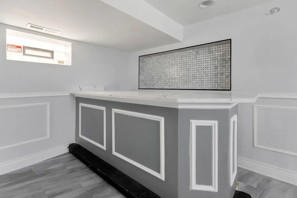 245 West 43rd Street Chicago IL 60609
