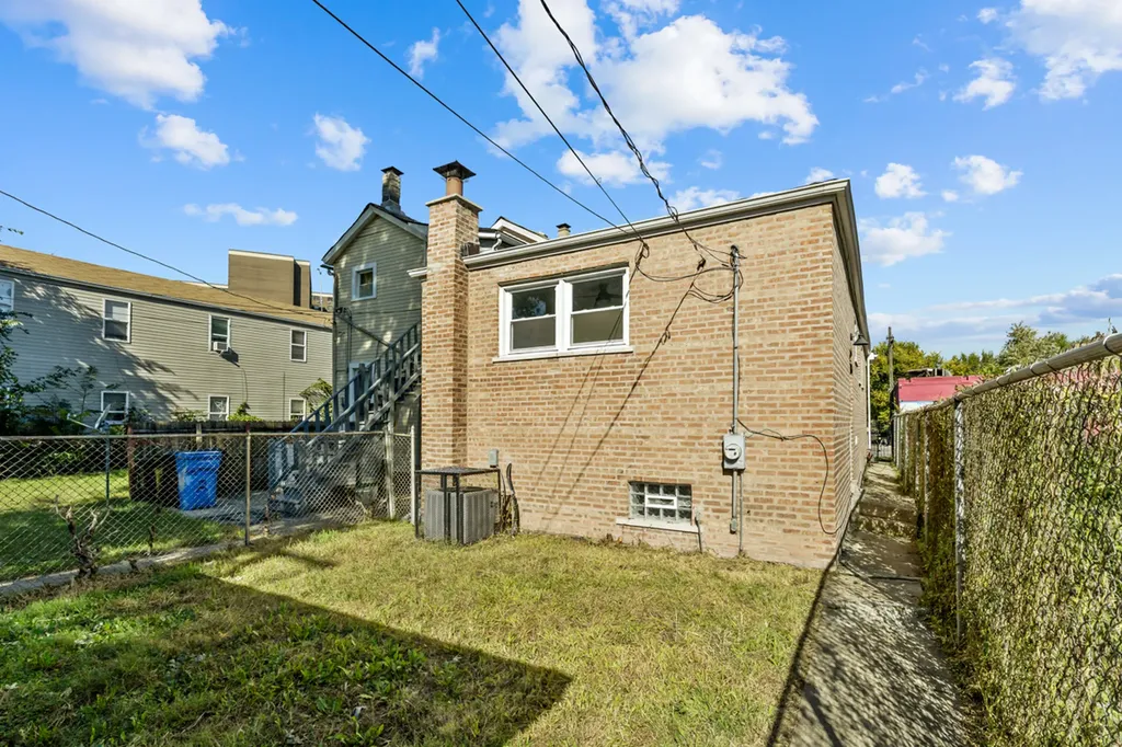 245 West 43rd Street Chicago IL 60609