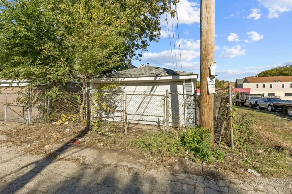 245 West 43rd Street Chicago IL 60609