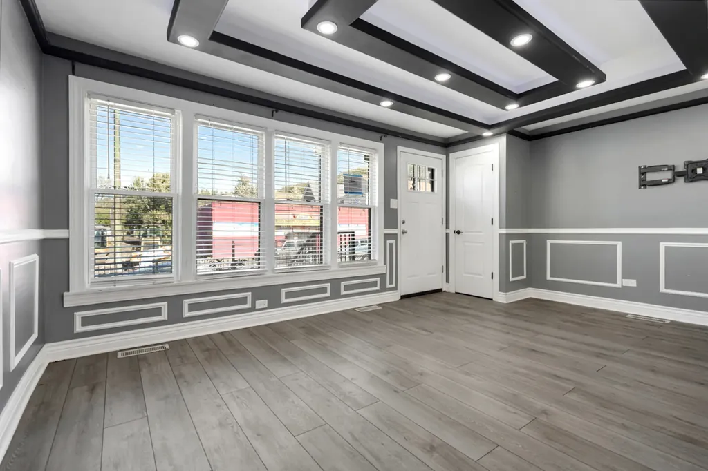 245 West 43rd Street Chicago IL 60609