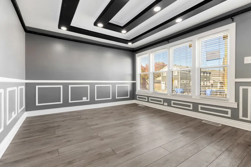 245 West 43rd Street Chicago IL 60609