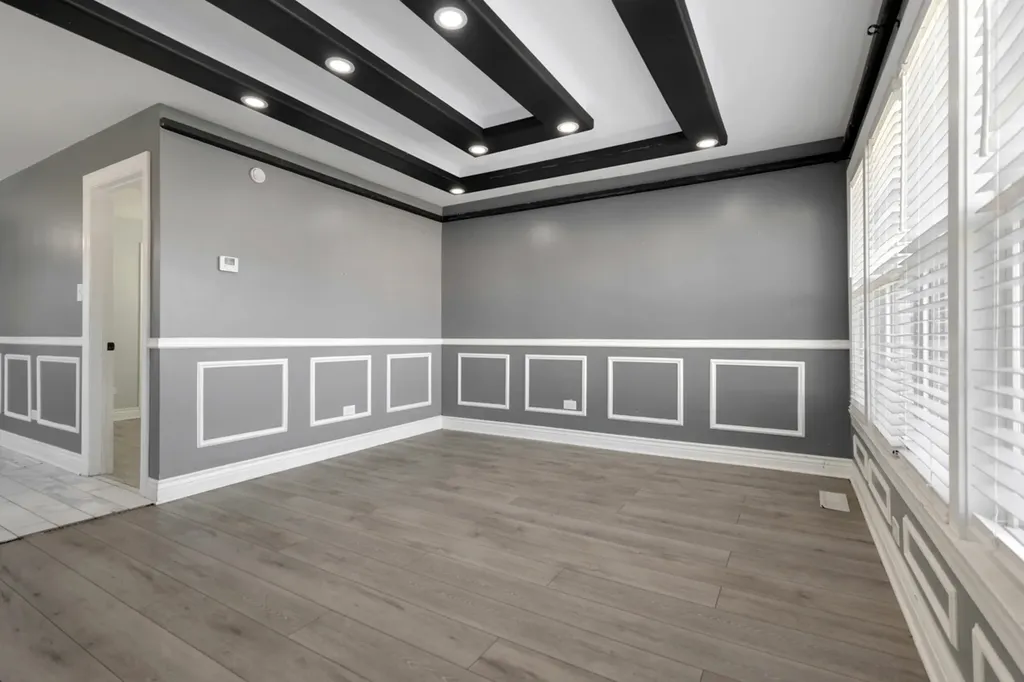 245 West 43rd Street Chicago IL 60609