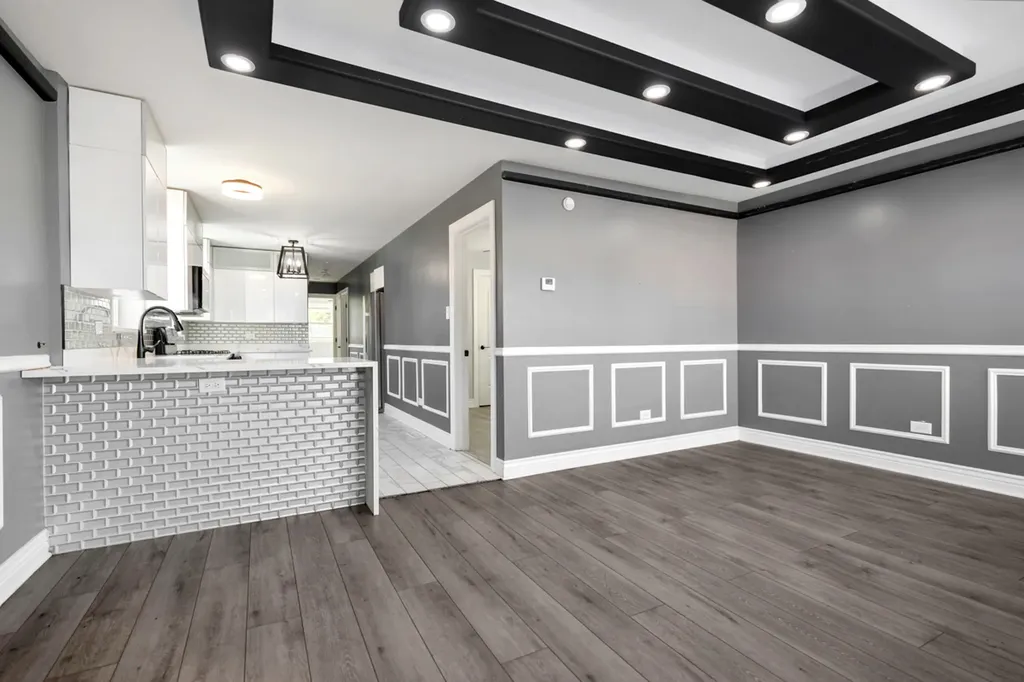 245 West 43rd Street Chicago IL 60609