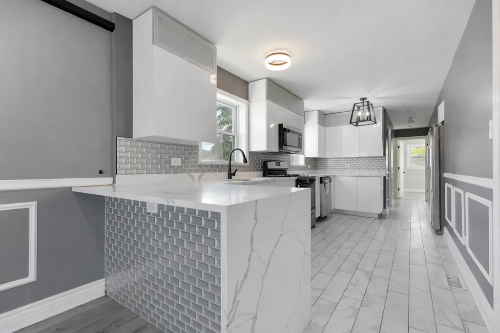 245 West 43rd Street Chicago IL 60609