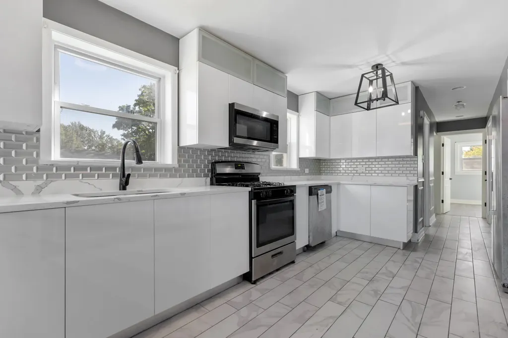 245 West 43rd Street Chicago IL 60609