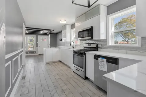 245 West 43rd Street Chicago IL 60609