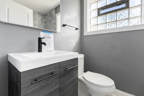 245 West 43rd Street Chicago IL 60609