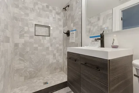 245 West 43rd Street Chicago IL 60609