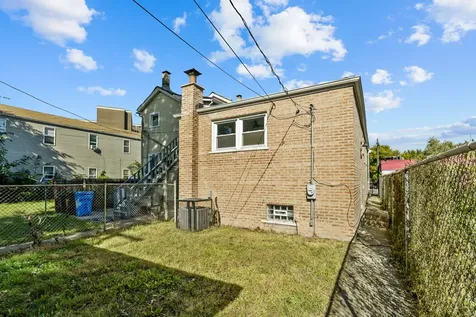 245 West 43rd Street Chicago IL 60609