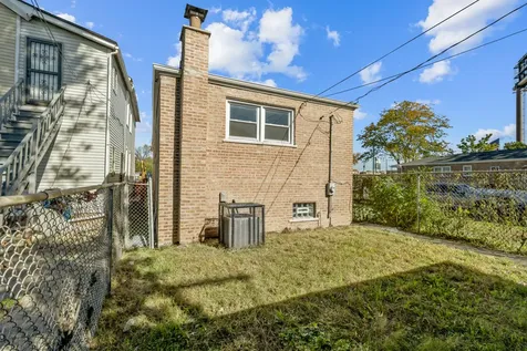 245 West 43rd Street Chicago IL 60609