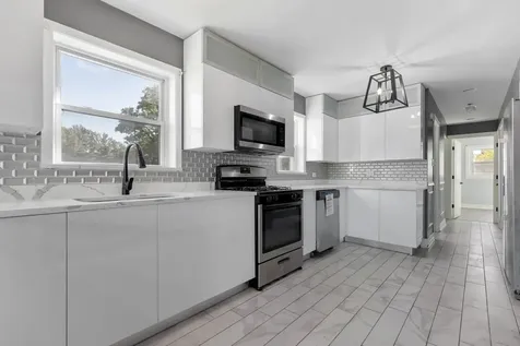 245 West 43rd Street Chicago IL 60609