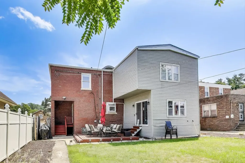 9116 South Claremont Street Chicago IL 60643