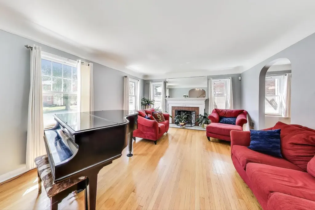 9116 South Claremont Street Chicago IL 60643