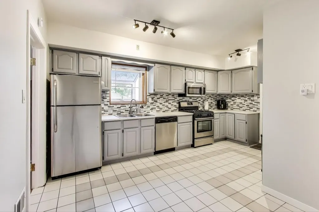 9116 South Claremont Street Chicago IL 60643