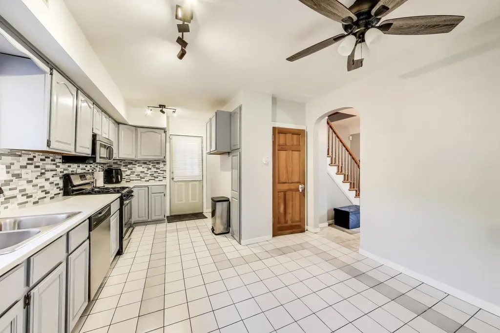 9116 South Claremont Street Chicago IL 60643