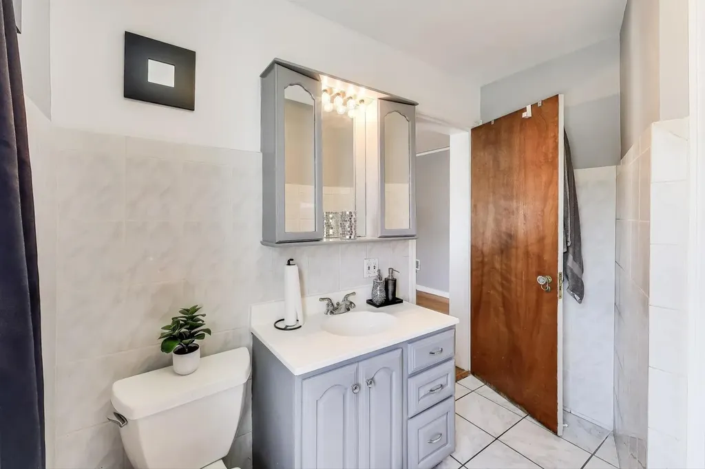 9116 South Claremont Street Chicago IL 60643