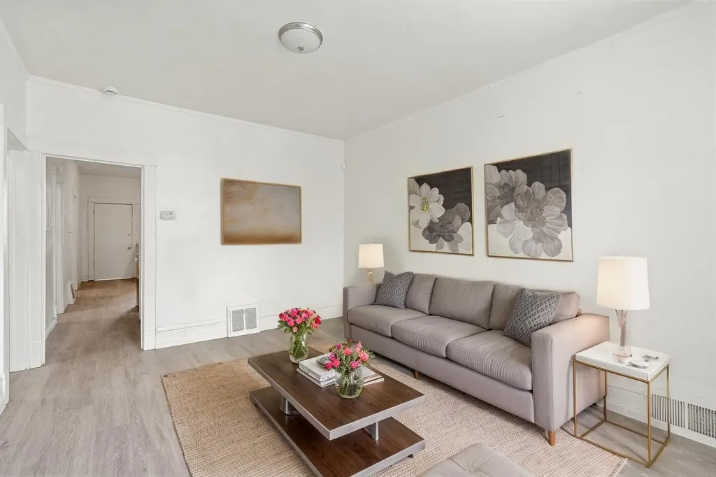8231 South Coles Avenue Chicago IL 60617