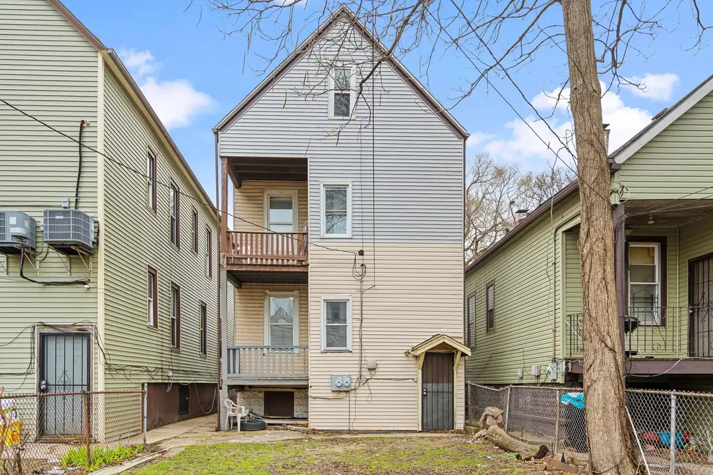 8231 South Coles Avenue Chicago IL 60617