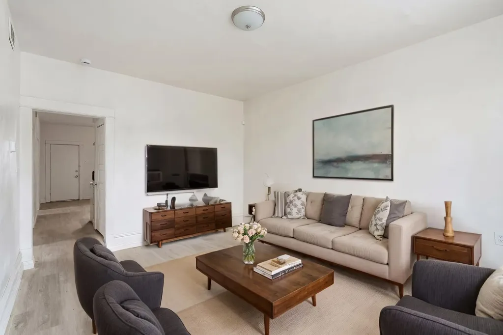 8231 South Coles Avenue Chicago IL 60617