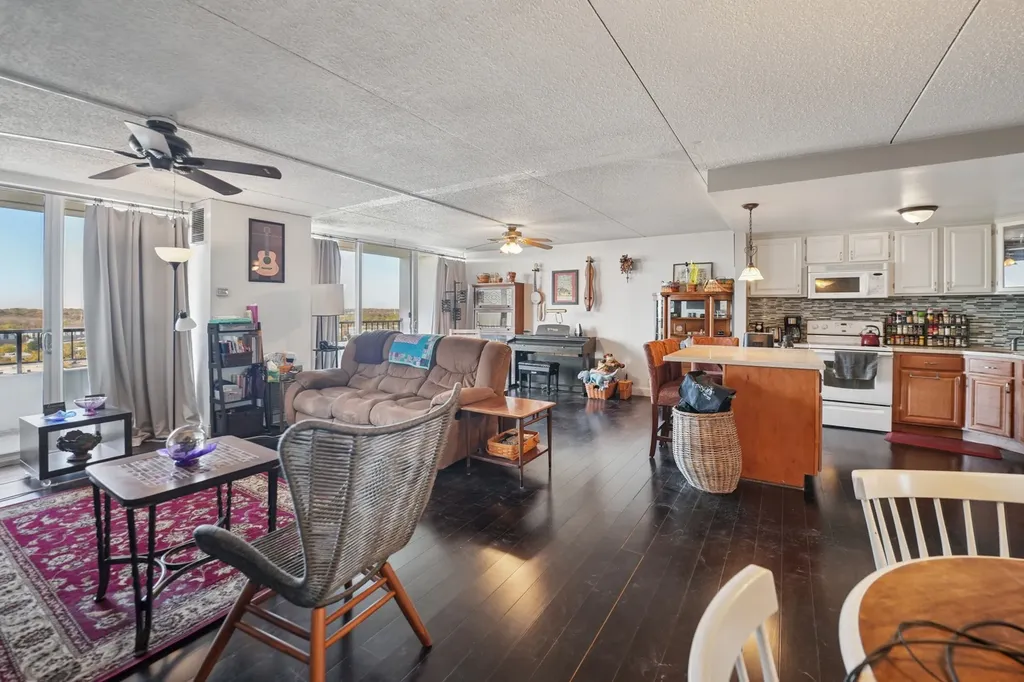 2005 South Finley Road Lombard IL 60148