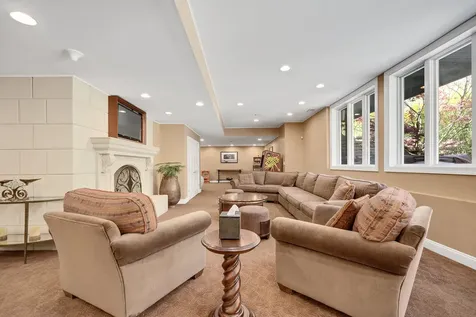 1890 Robinwood Lane Riverwoods IL 60015