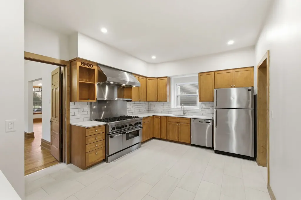 9748 South Vanderpoel Avenue Chicago IL 60643
