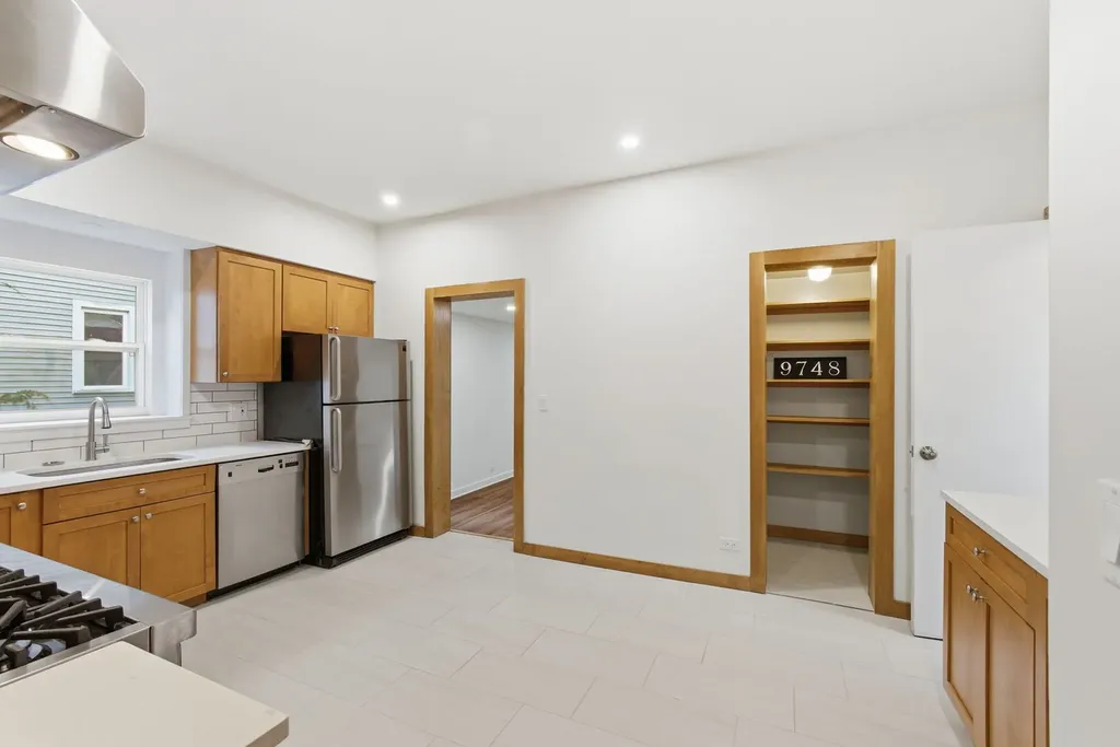 9748 South Vanderpoel Avenue Chicago IL 60643
