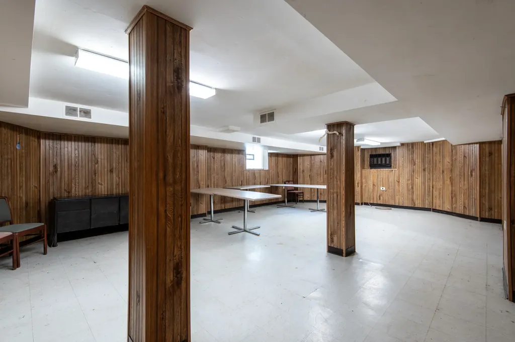 8725 South May Street Chicago IL 60620