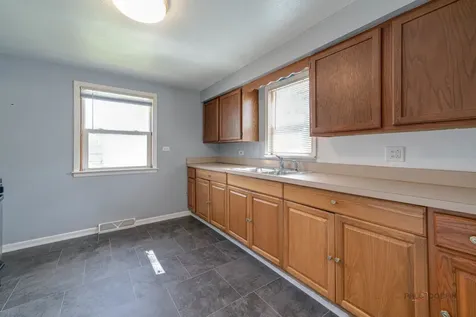 3112 16TH Street North Chicago IL 60064